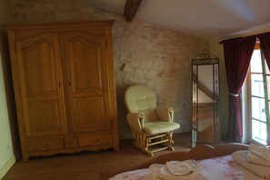 2 quartos, ferros/tábuas de passar roupa, berço de viagem