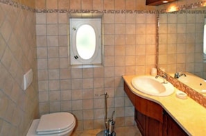 A bathroom with a toilet, a sink, and a shower. - Relais Villa Sensano (Volterra)