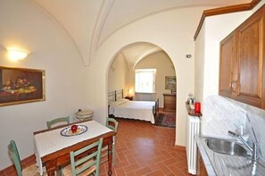 Studio, Accessible (Rosa Blu) | In-room safe, desk, free cribs/infant beds, free WiFi - Relais Villa Sensano (Volterra)