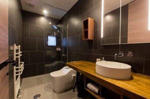 Douche, sèche-cheveux, chaussons, serviettes fournies