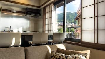 Flat-screen TV, heated floors