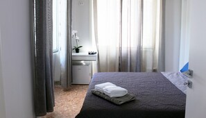 Minibar, escritorio, insonorización y wifi gratis 