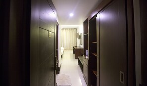 20 bedrooms, in-room safe, desk, iron/ironing board