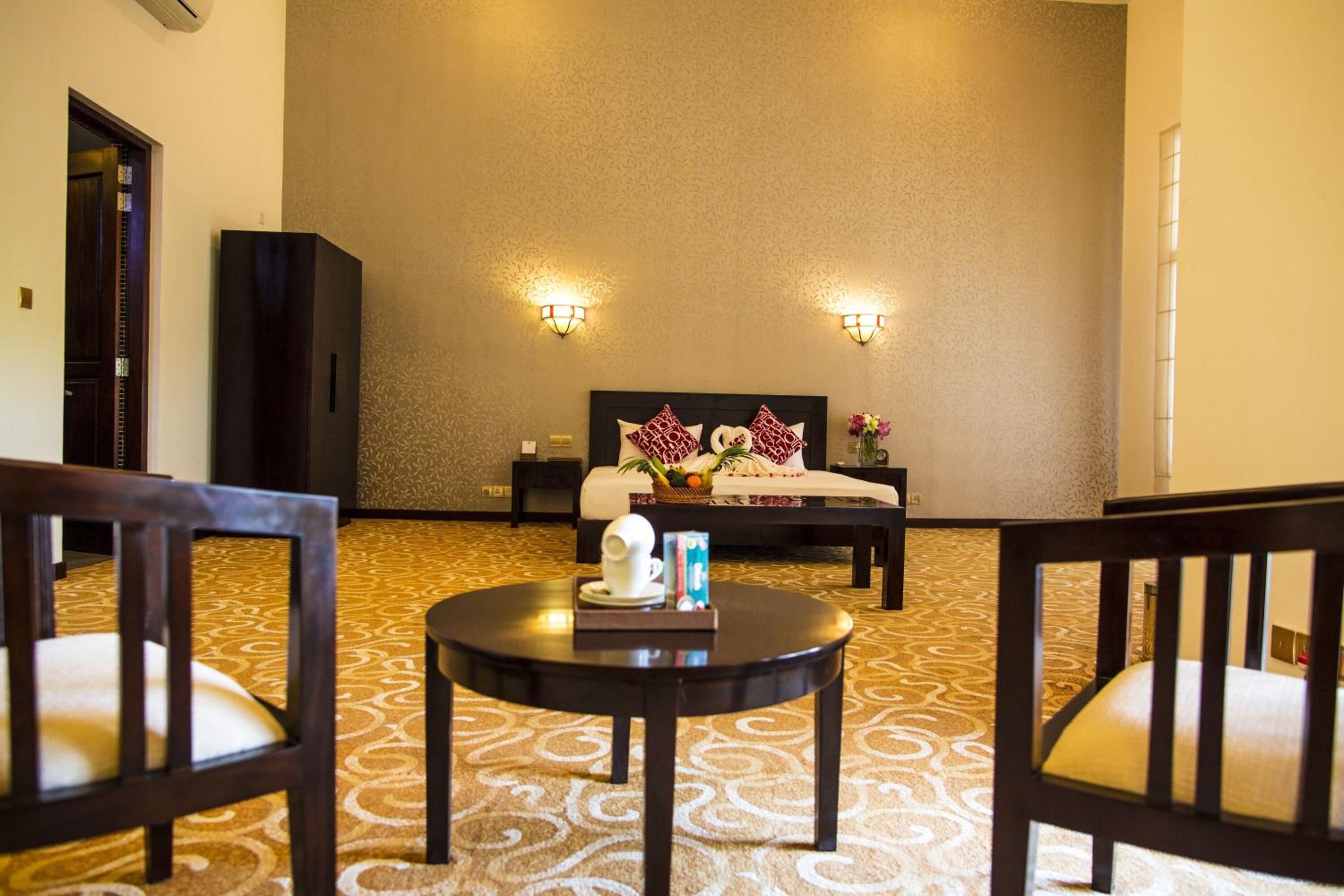 20 bedrooms, in-room safe, desk, iron/ironing board