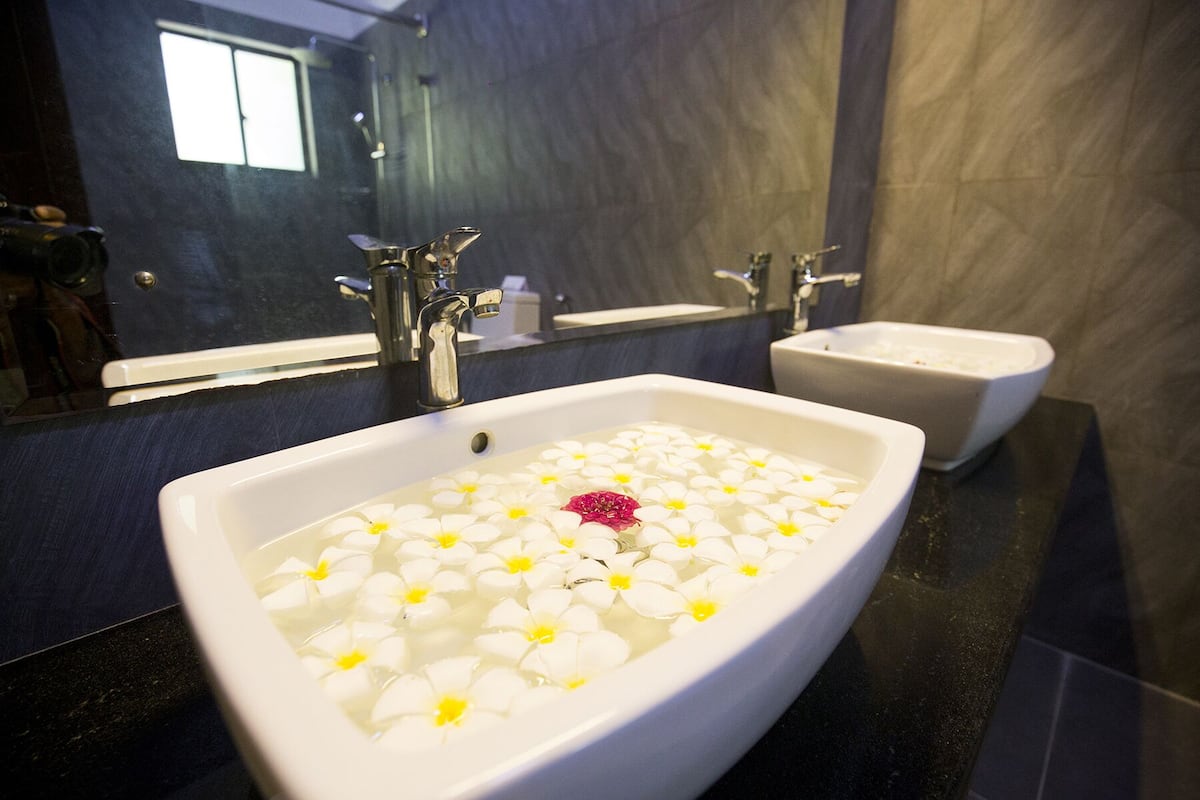 Bathroom sink