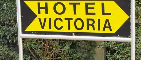 Señal direccional para el Hotel Victoria.