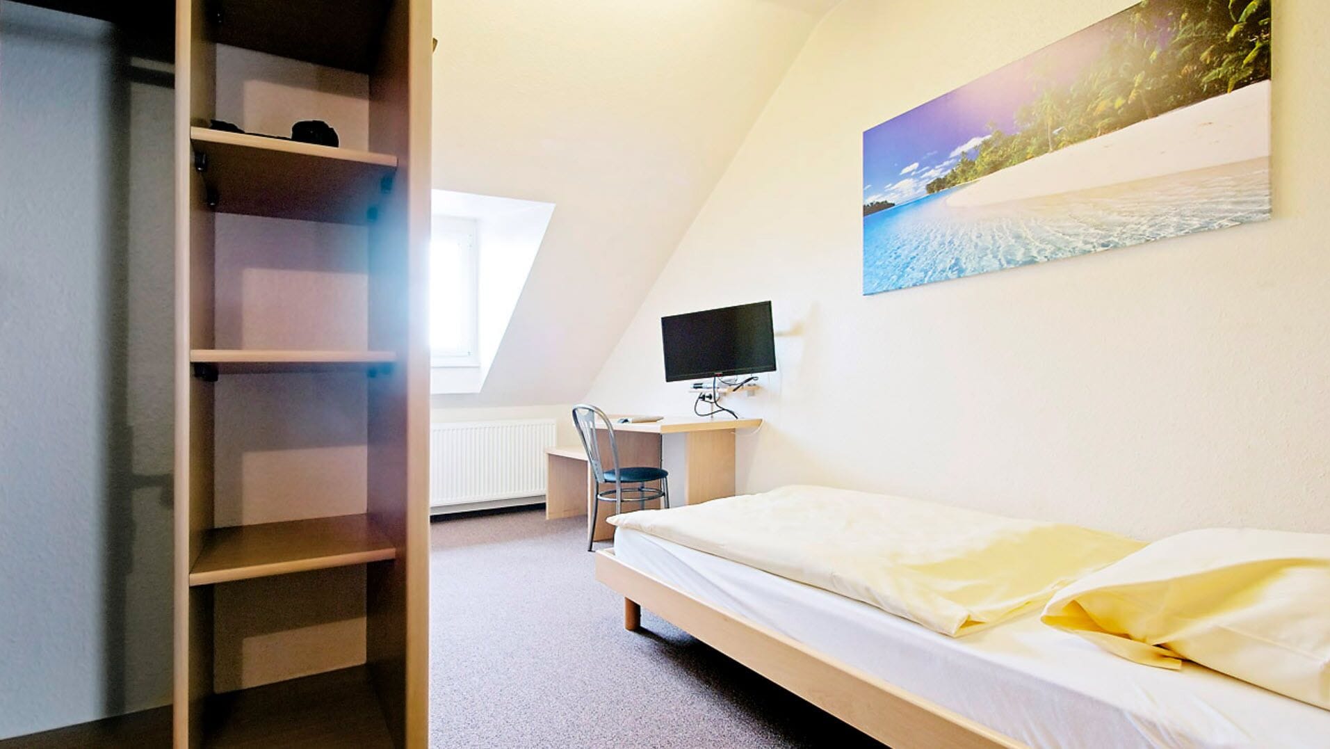 standard single room | iron/ironing board, free wifi, bed sheets