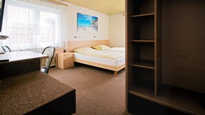 Tabla de planchar con plancha, wifi gratis y ropa de cama 