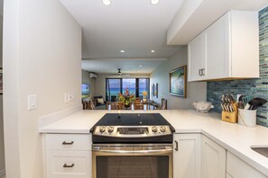 Condo, 3 quartos | Cozinha privada | Geladeira, micro-ondas, fogão, lava-louças