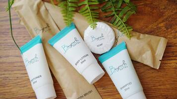 Shower, rainfall showerhead, free toiletries, bidet