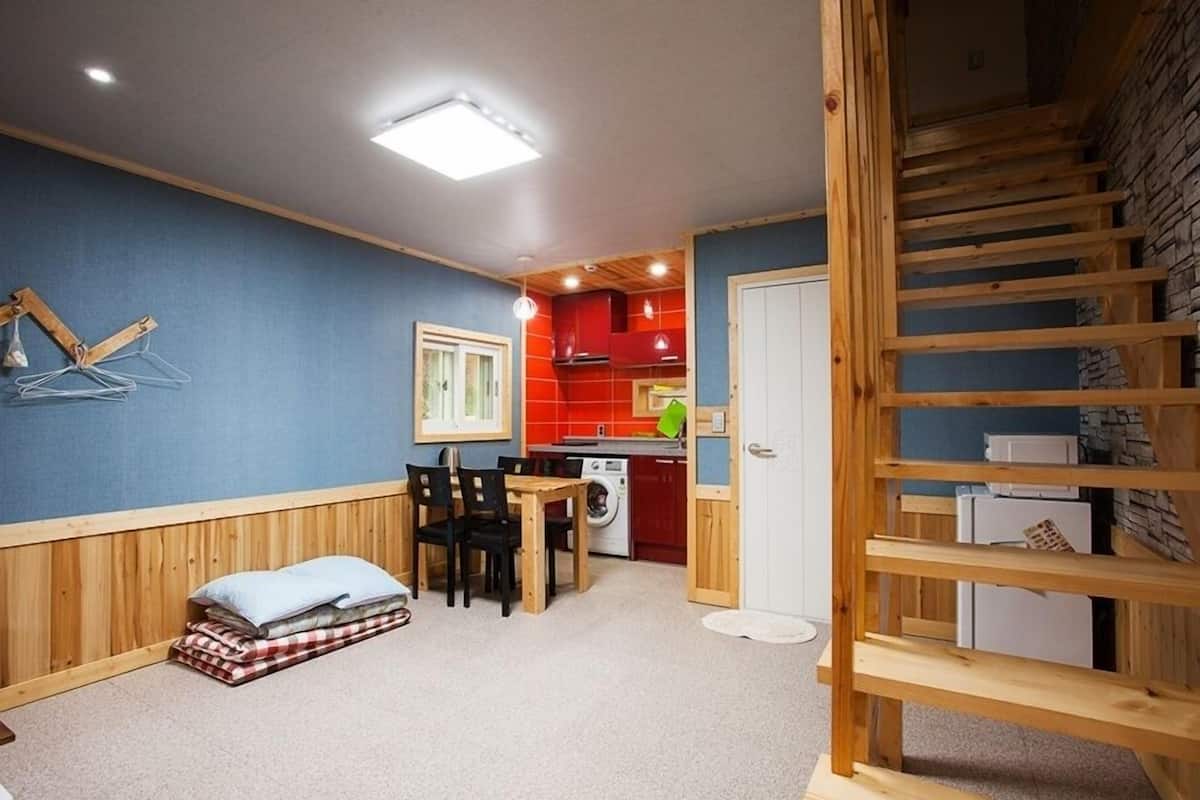 Premium-Zimmer (New Building) | Wohnbereich | Flachbildfernseher