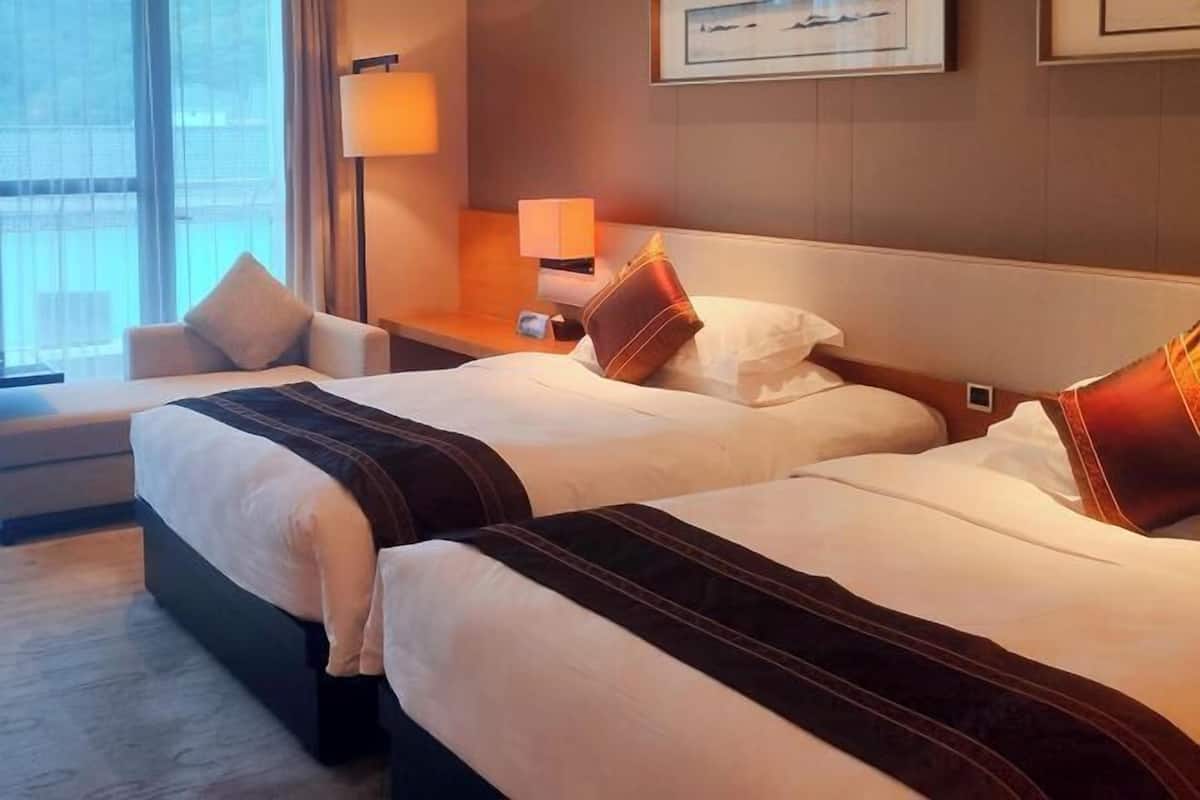 Blackout drapes, soundproofing, free WiFi, bed sheets