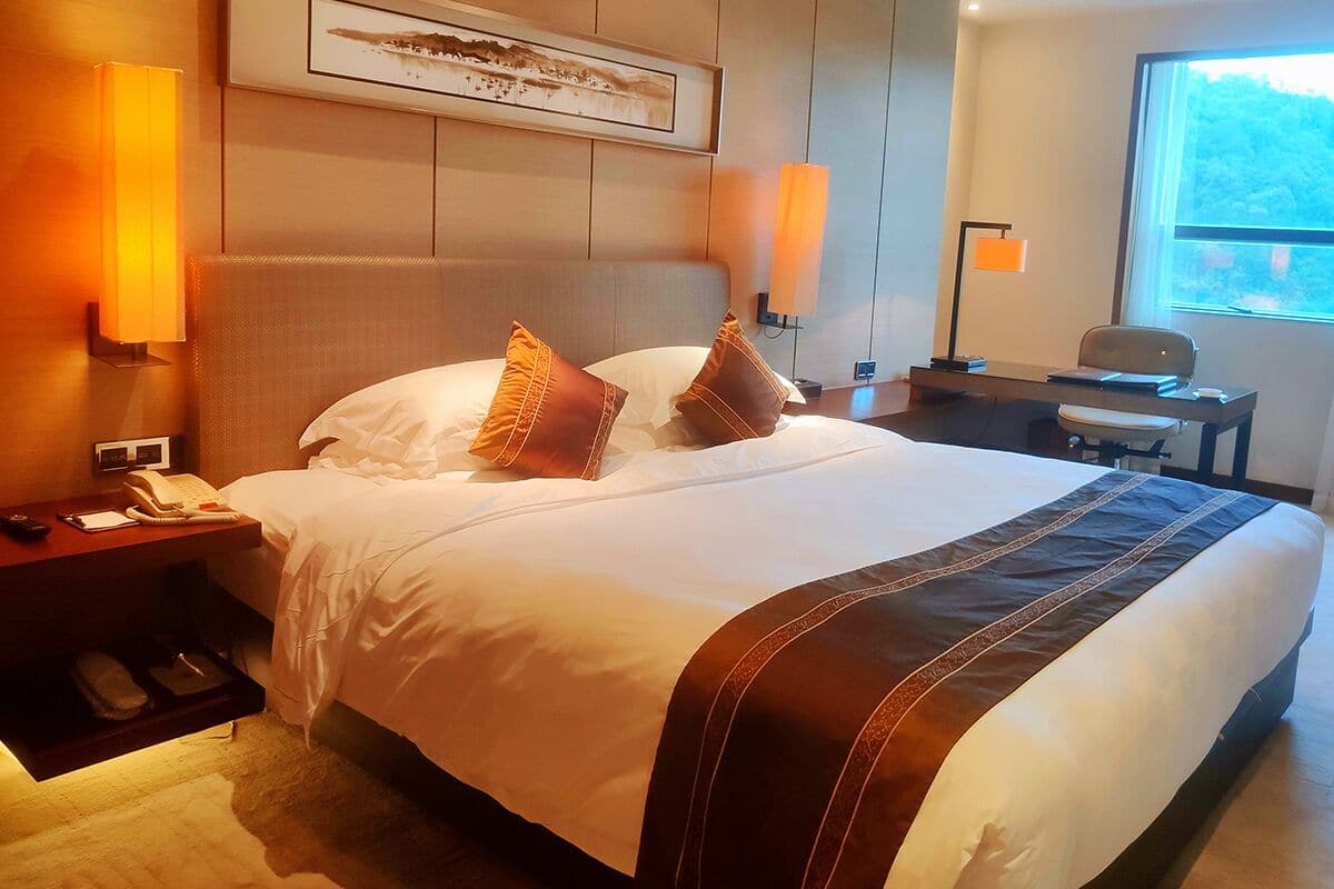 Suite Deluks, pemandangan kebun | Tirai kedap cahaya, kedap suara, Wi-Fi gratis, dan seprai linen