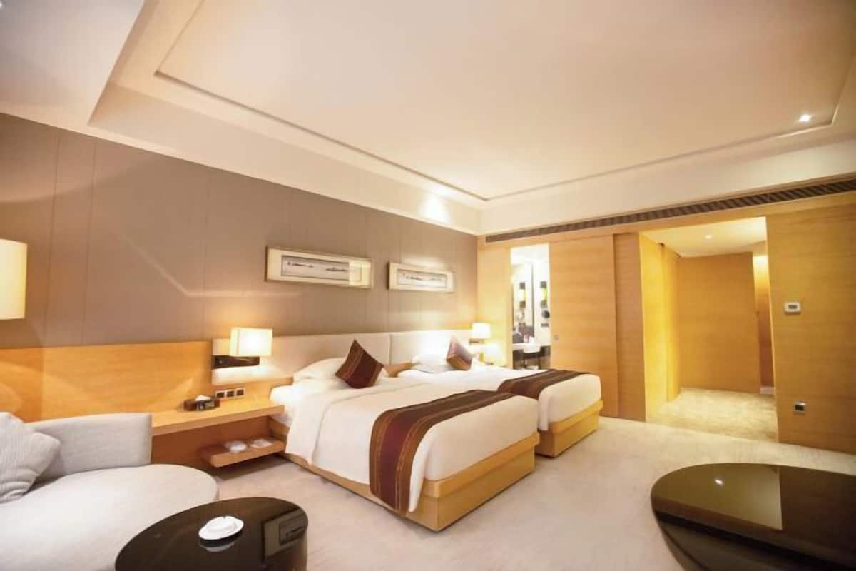 Tirai kedap cahaya, kedap suara, Wi-Fi gratis, dan seprai linen