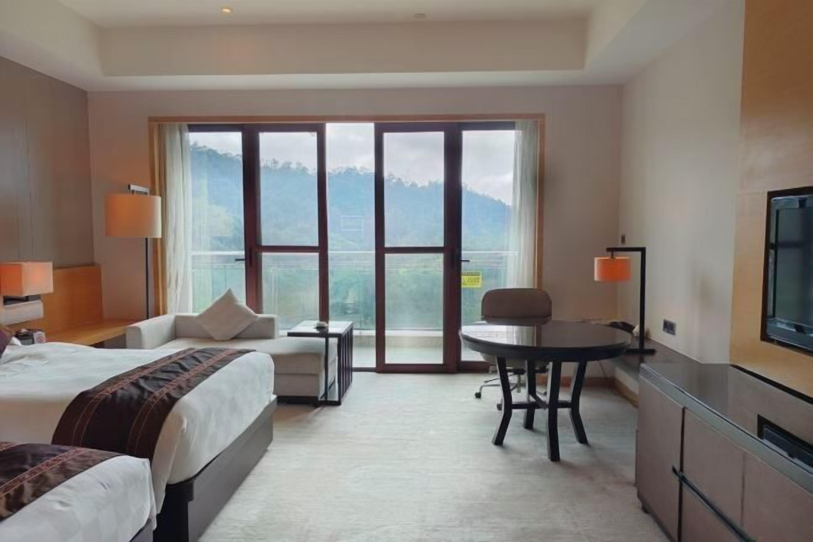 Cortinas blackout, quartos à prova de som, Wi-Fi de cortesia