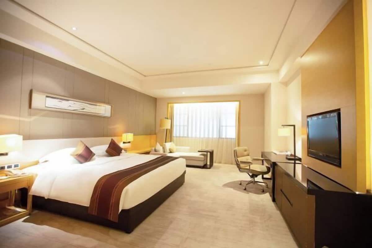 Blackout curtains, soundproofing, free WiFi, bed sheets