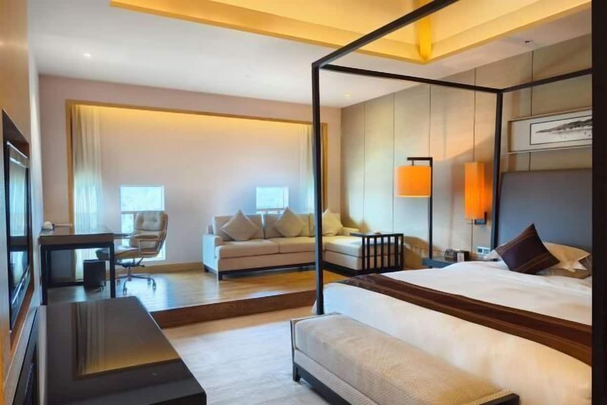 Blackout curtains, soundproofing, free WiFi, bed sheets