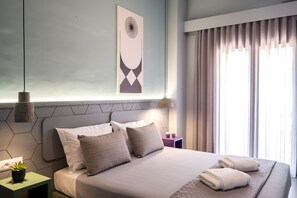 2 عدّة غرف نوم وخزنة داخل الغرفة ومكتب ومكواة/لوح كي