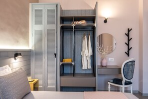 2 chambres, coffre-fort, bureau, fer et planche à repasser