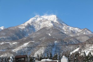 A snow-covered mountain with a clear sky. - The Address Akakura (Myoko)