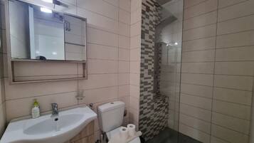 Apartemen | Kamar mandi | Bathtub dan handuk