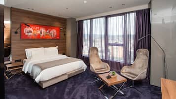 Premium eenpersoonskamer | Een minibar, een kluis op de kamer, een bureau, verduisterende gordijnen