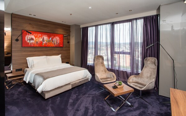 Habitación individual Premium | Minibar, caja de seguridad en la habitación y escritorio 