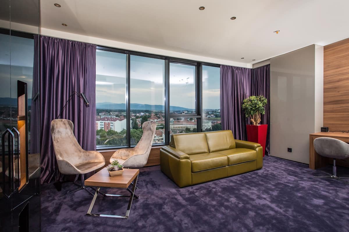 Executive Suite | Een minibar, een kluis op de kamer, een bureau, verduisterende gordijnen