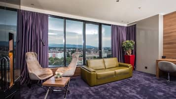 Executive Suite | Frigobar, cofres nos quartos, escrivaninha, cortinas blackout