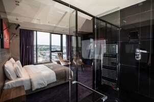 尊荣单人房 | 浴室 | 名牌洗护用品、吹风机、浴袍、拖鞋