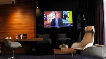 Een minibar, een kluis op de kamer, een bureau, verduisterende gordijnen