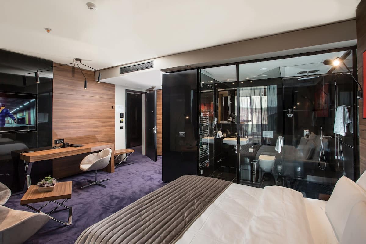 Superior kamer, 1 twee- of 2 eenpersoonsbedden (for Single Use) | Een minibar, een kluis op de kamer, een bureau, verduisterende gordijnen