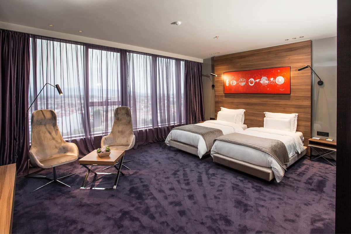 Superior kamer, 1 twee- of 2 eenpersoonsbedden | Een minibar, een kluis op de kamer, een bureau, verduisterende gordijnen