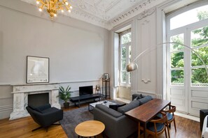 로열 아파트 | 거실 | 케이블 채널 시청이 가능한 32인치 평면 TV, TV