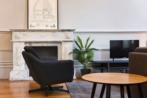 Apartemen Royal | Ruang keluarga | Televisi layar datar 32-inci dengan saluran TV kabel dan TV