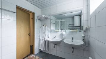 Apartment, 2 Bedrooms | Bathroom | Shower, towels