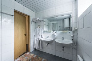 Appartement, 2 slaapkamers | Badkamer | Een douche, handdoeken