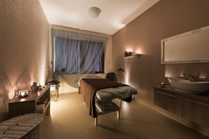 Behandelingskamers voor koppels, een sauna, body wraps