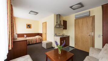 Luxury Suite | Desk, soundproofing, cribs/infant beds, free WiFi