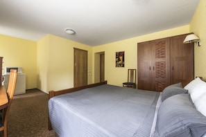 Quarto casal luxo | Escrivaninha, quartos à prova de som, berços (sobretaxa)