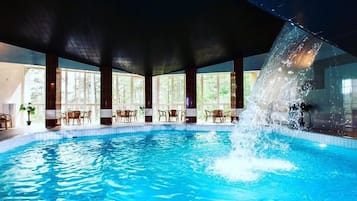 Innenpool, geöffnet von 20:00 Uhr bis 22:00 Uhr, Liegestühle