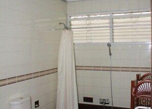 Villa, 3 habitaciones | Baño | Regadera y toallas 