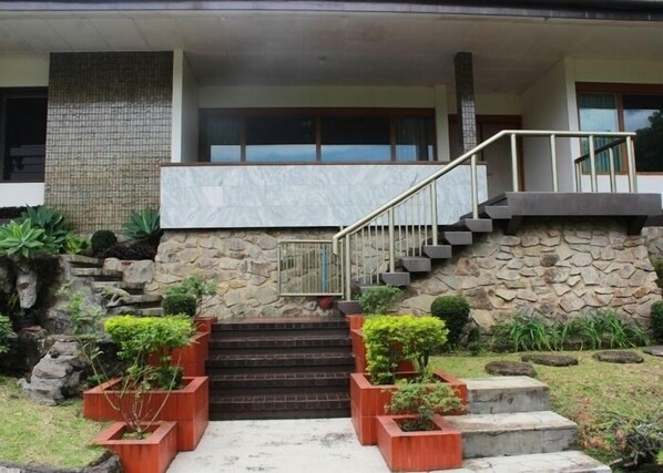 Vista frontal de la propiedad