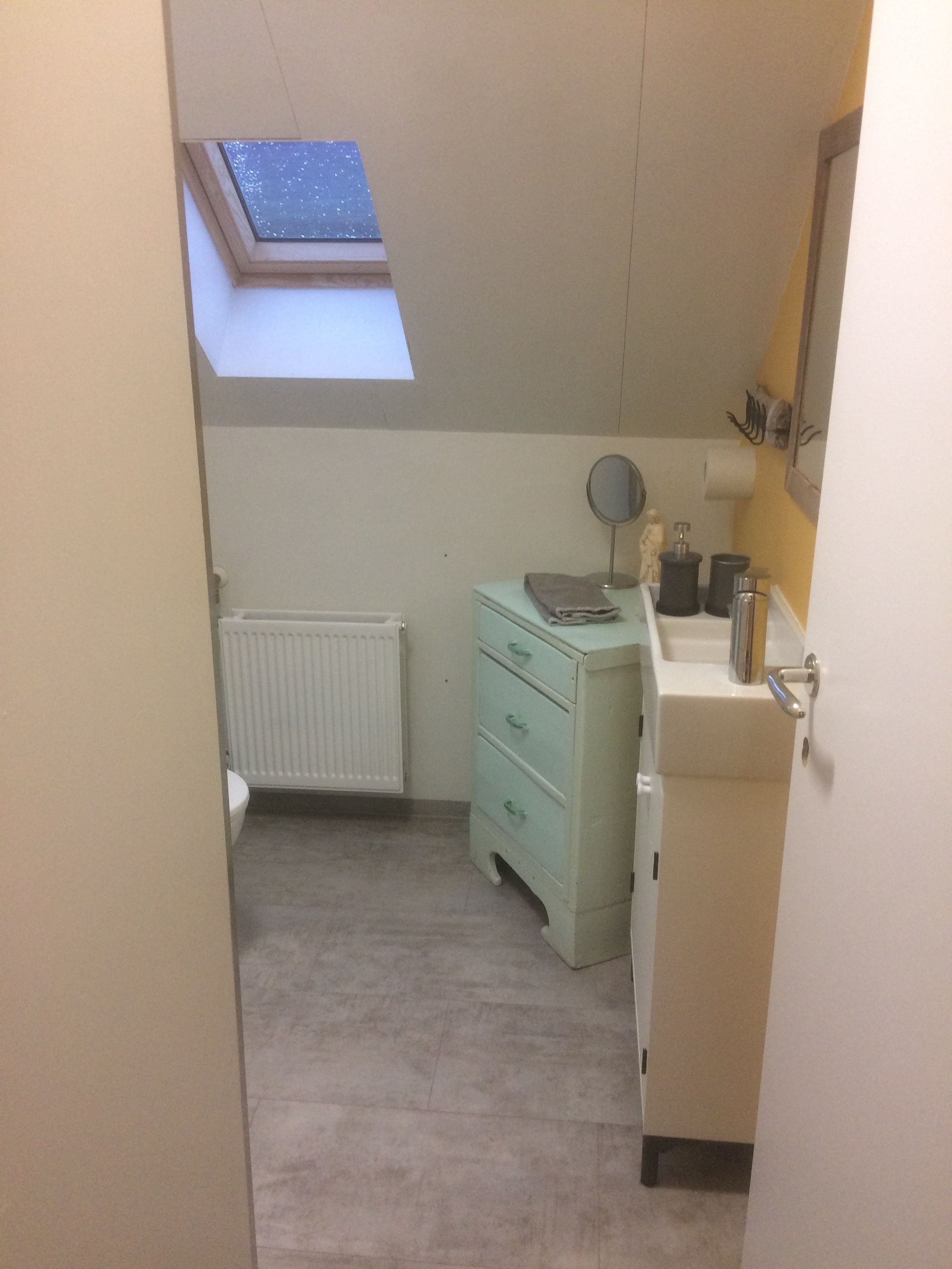 Studio | Bathroom | Shower, towels, soap, toilet paper