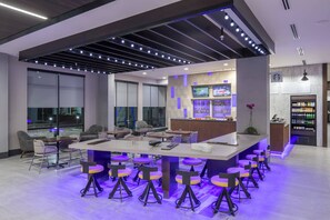 Breakfast and dinner served - Courtyard by Marriott Houston Heights/I-10 (Houston)