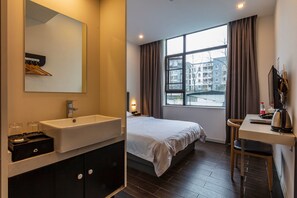Quarto casal empresarial, para não fumantes | Cortinas blackout, Wi-Fi de cortesia, roupa de cama