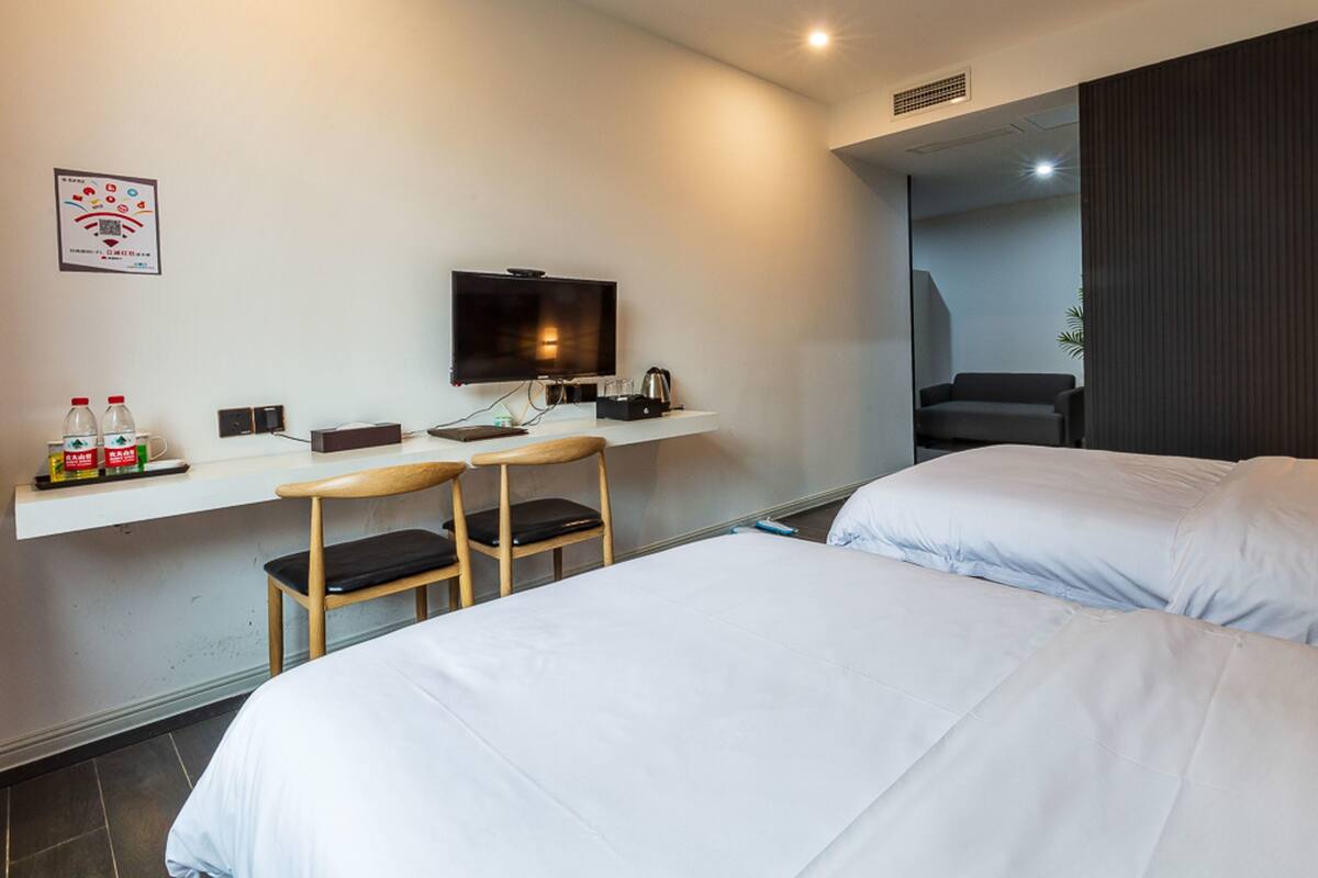 Deluxe Twin Room (Mainland Chinese Citizen Only) | Blackout drapes, free WiFi, bed sheets
