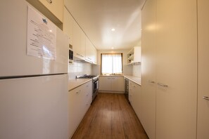 Leski House | Private kitchen | Fridge, microwave, stovetop, coffee/tea maker - Leski Club (Jindabyne)