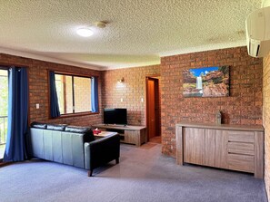 Signature-Apartment, 2 Schlafzimmer | Wohnbereich | LED-Fernseher