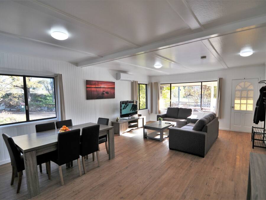 Leski House | Laptop workspace, free WiFi, bed sheets